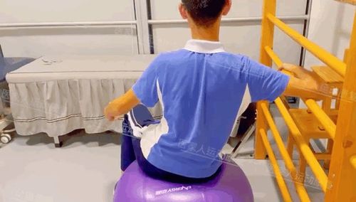 脊柱侧弯康复13岁男孩康复治疗后脊柱回直身体回归中线摆脱脊柱侧弯