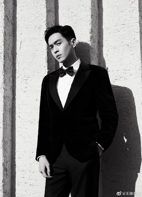 我真的会被张若昀黑白西装大背头造型帅到!