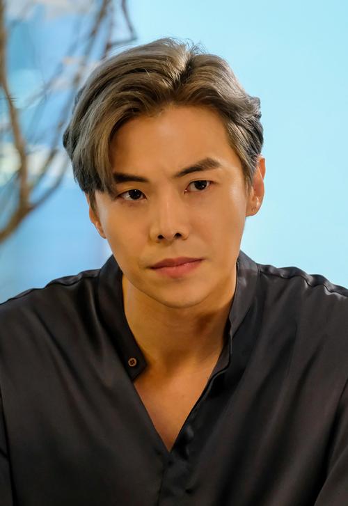 洛根·李(朴恩硕饰)《顶楼》第一季剧照汇总