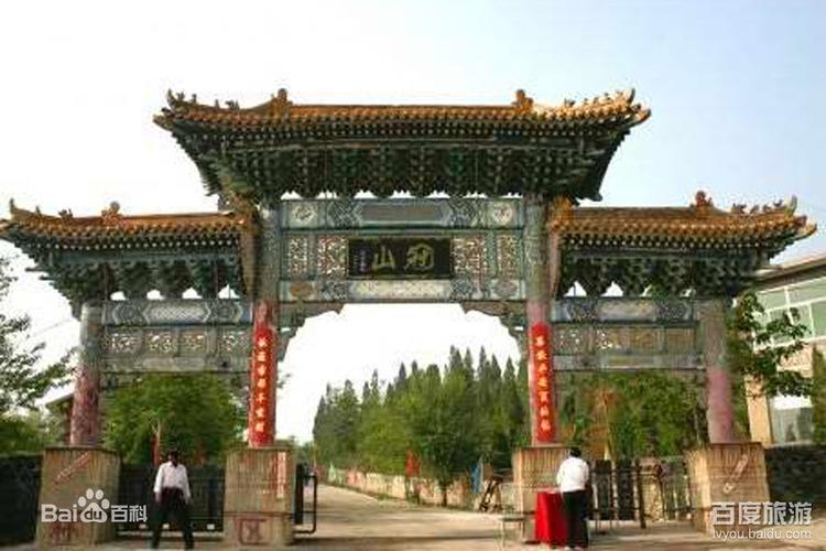 冠山位于平定县城西南4公里处,晋东名胜之一.冠山主峰顶状似冠,故名.