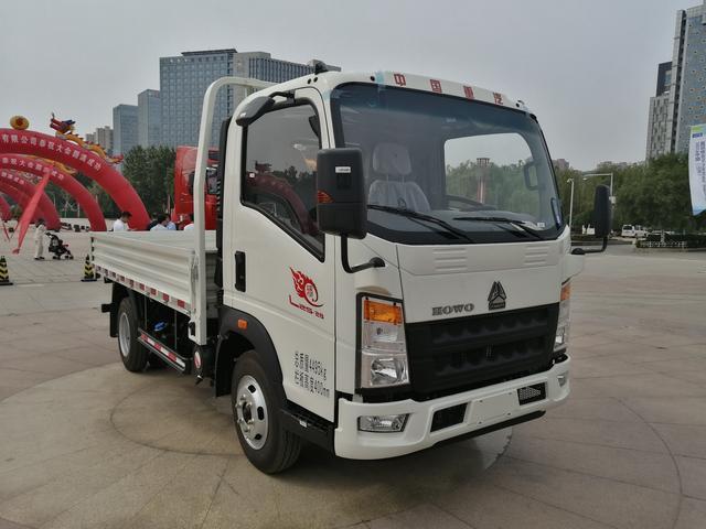 潍柴 万里扬强悍输出,howo轻卡小金牛助用户追逐梦想