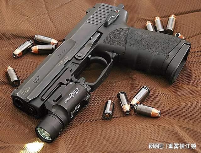 usp手枪系列中威力强悍的大口径枪型射程之内连防弹衣都能击穿
