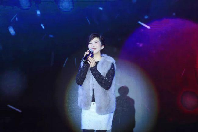 江苏经典流行音乐广播fm97.5主持人邓煌动情演唱《亲密爱人》.