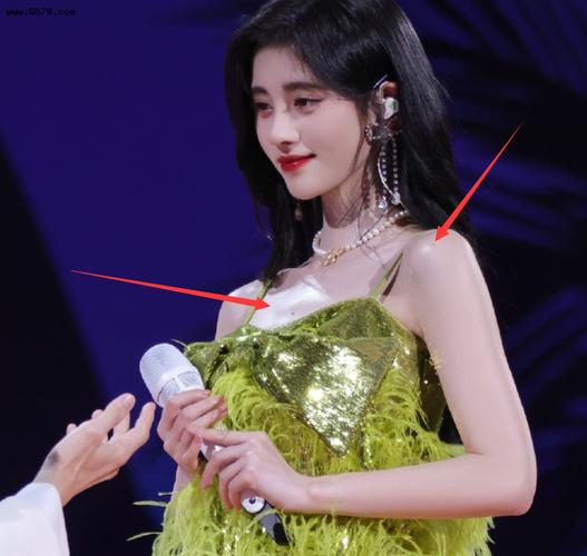 鞠婧祎全身涂满粉底和高光,精致得像娃娃,却失去了以前的灵气