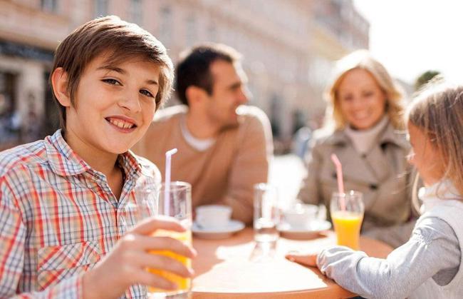 从小常喝饮料,和被父母严格限制的孩子,长大后差距会越来越大