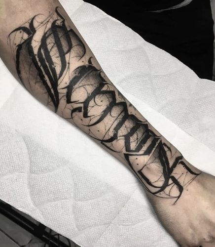 上海由龙纹身分享小手臂花体字纹身图案