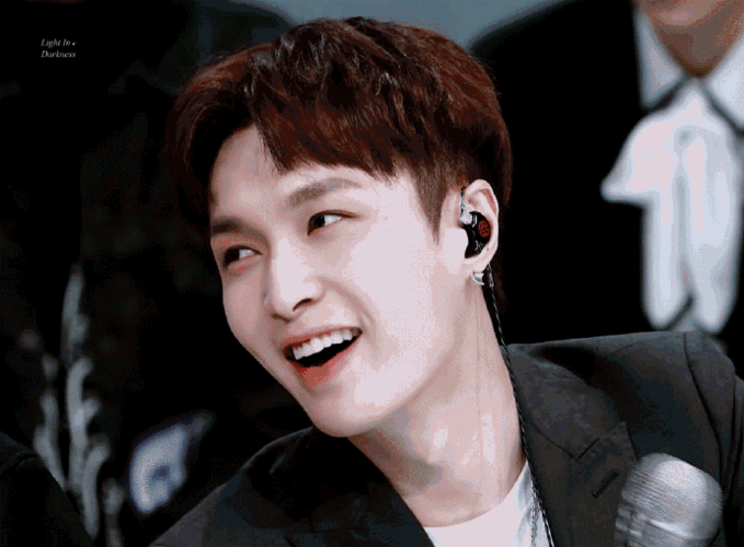 张艺兴中学毕业照#哇,初中时候的张艺兴,好可爱,好青涩,糊图也挡不住