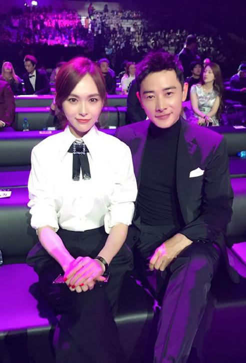 罗晋一身黑色西装套装,脚踩同色系皮革板鞋,休闲帅