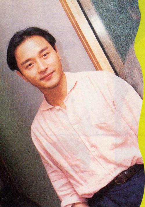 吴君如的电台节目《娱乐性骚扰》时的几张旧照,照片里张国荣留着中分