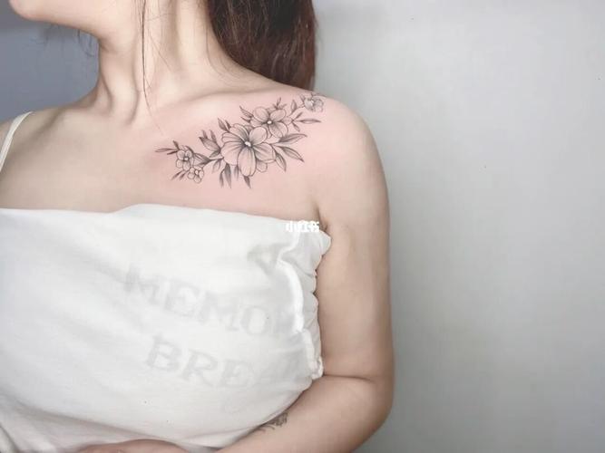 肩头锁骨素花纹身 女生锁骨纹身_纹身_美妆_彩妆_彩妆其他