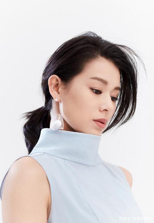 胡杏儿年轻的时候是以选美比赛的季军身份出道的,后来在电视台做了