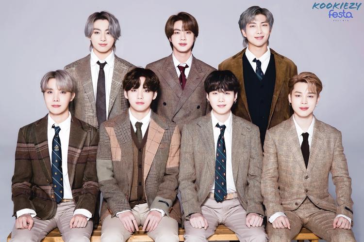 昨天,防弹少年团官方社交网站曝光了他们的八周年团体照片,并且在6月