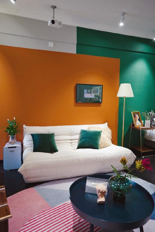 但这奇妙的撞色搭配,以色块叠加的形式展现 却又显得十分和谐,有种