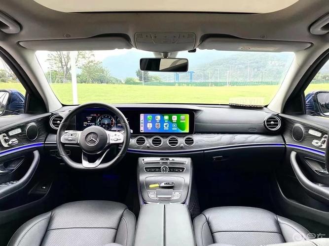 炎热盛夏夏日里街拍奔驰e300现在的e级内饰越来越高科技一眼望去就让