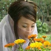 低头闻花香的女孩头像