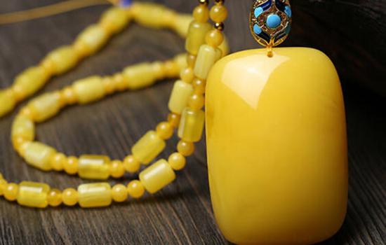 3,蜜蜡忌高温和琥珀一样,蜜蜡性脆,硬度低,不宜受外力撞击,应避免磨擦