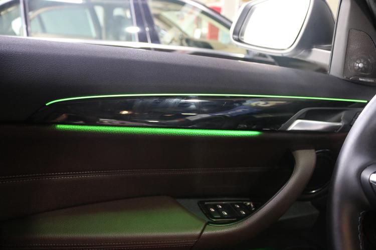 宝马x1改装升级八色氛围灯内部照明调节