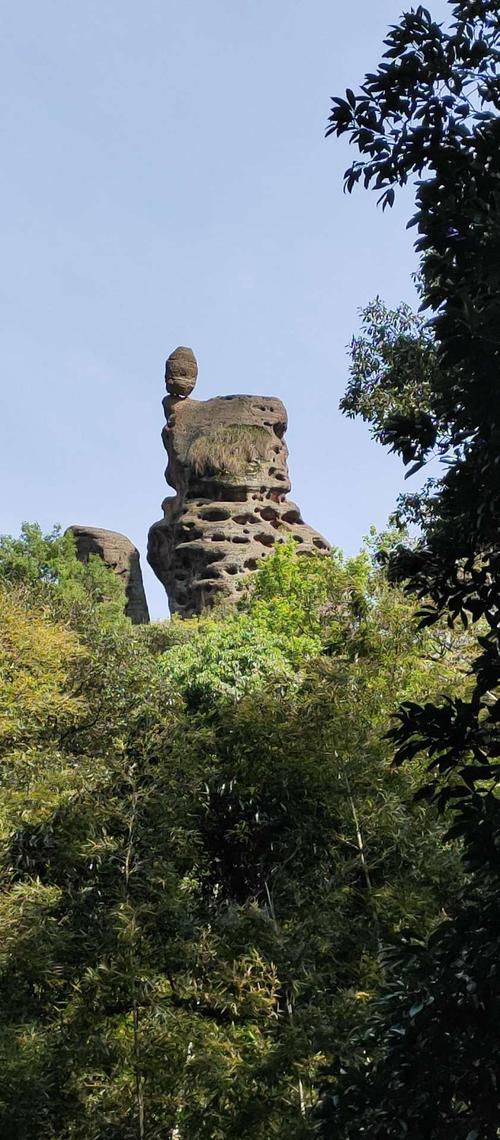 弋阳圭峰在初时因其山峰形态似龟,故名龟峰,后文人墨客觉得不雅,取