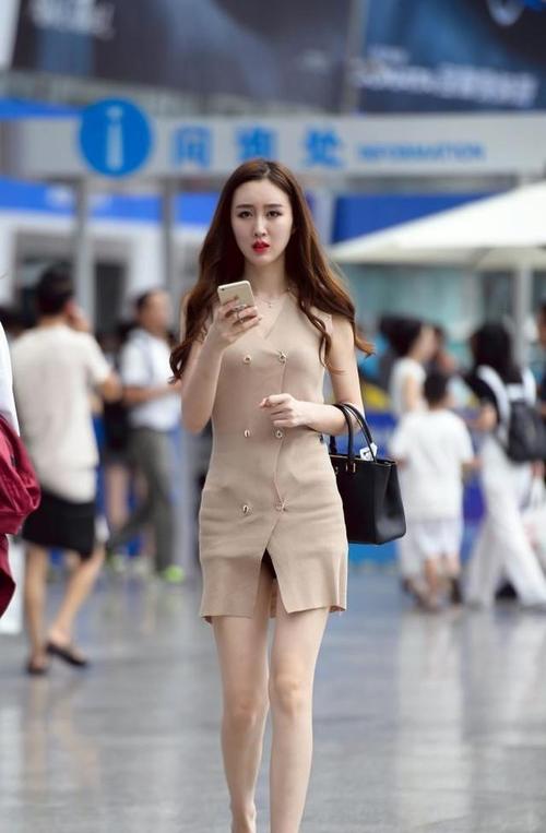 街拍真空丰满美女韵味十足街头漫步若隐若现路人大饱眼福