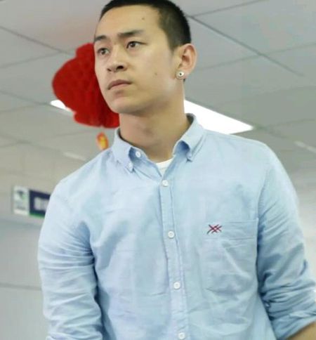毛骗2第11集里小宝穿的蓝色衬衫是什么牌子的