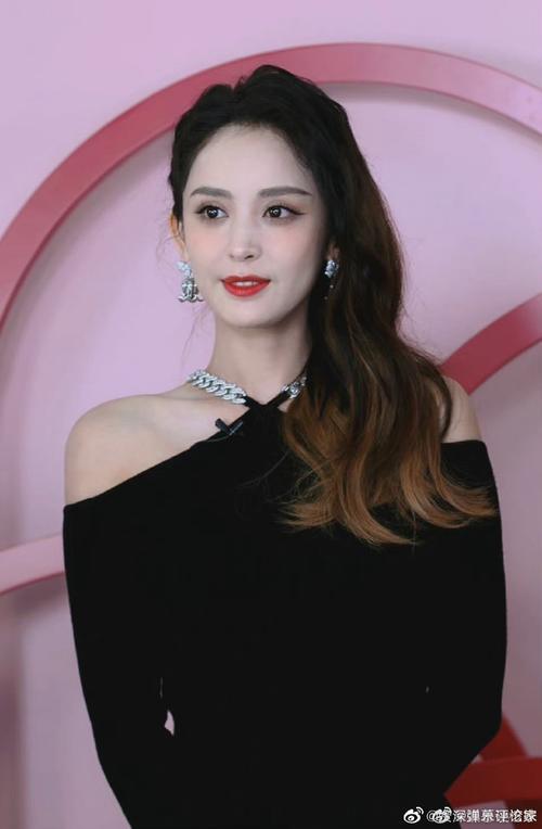 娜扎黑色露肩长裙# 古力娜扎今晚活动黑色露肩长裙造型,姐姐真的好有