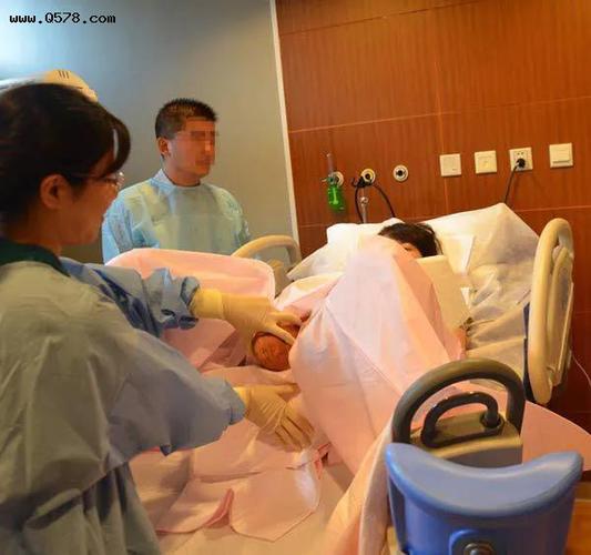 听说顺产产房里一群产妇生孩子全靠自己是真的吗