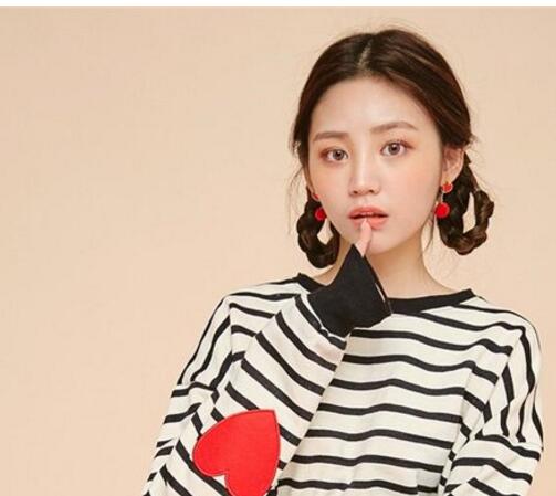 很机灵的女生,她选择的是好看的辫子式的简单活力发型,她是先把头发