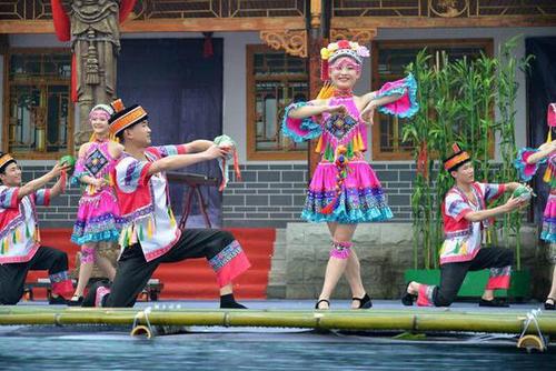 《夜郎公主》,《仡佬竹王》,《清清芙蓉江》等歌舞充分表现了仡佬族