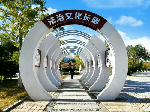 圆形的法治文化长廊与清洁工