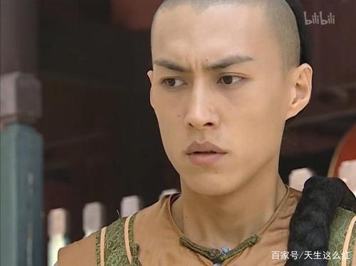前段时间重温小叮当跟吴孟达主演的《少年大钦差》时,还发现他在里面