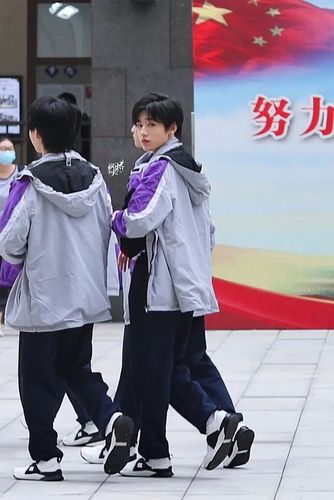 纪念巴蜀帅哥校服