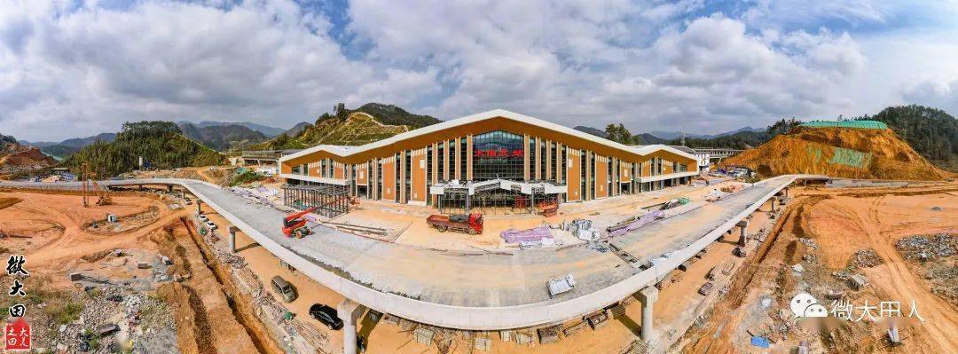 大田北站有飞机低空飞过