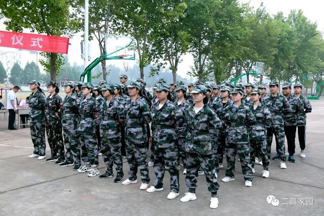 9月18日,临颍二高举行高一新生军训结营仪式.