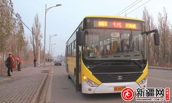 cn  2014年11月13日9时,在乌鲁木齐烈士陵园公交车站,从陵园开往