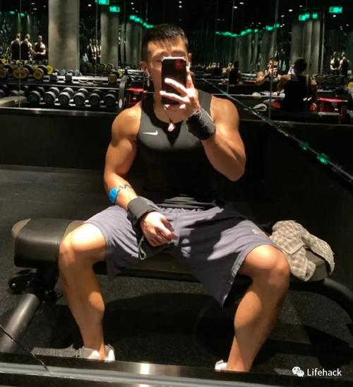 成都肌肉男晒了张背影照,网友不淡定了_健身