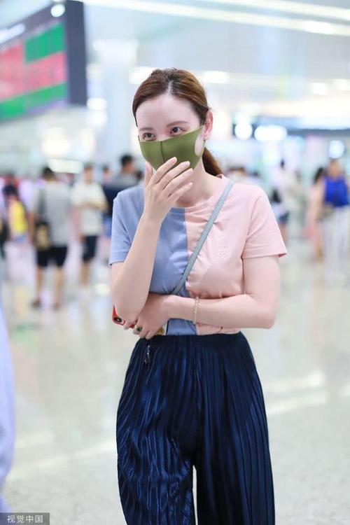 张萌机场照,圆领t恤配上阔腿裤,背包带勾出完美身材