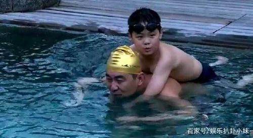 蒋勤勤拍老公带娃照,陈建斌教儿子游泳,驮孩子移动慈父范十足!