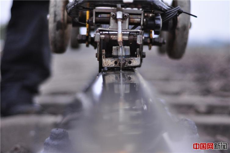 每次作业前,必须要向探伤小车注入水,不间断流水以确保探头与轨面密