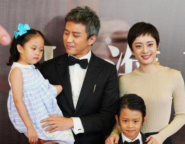 孙俪带7岁女儿参加比赛邓超与儿子前来加油一家四口温馨有爱