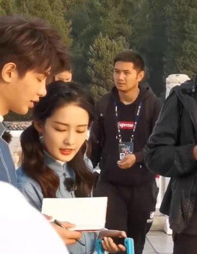 李沁真是仗着好看为所欲为,迷之自拍角度,这是和胡歌学的吗?