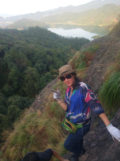 20浦江晨曦户外,登顶诸讥骆驼峰,突兀的峰顶一度吓住了~些美女队员
