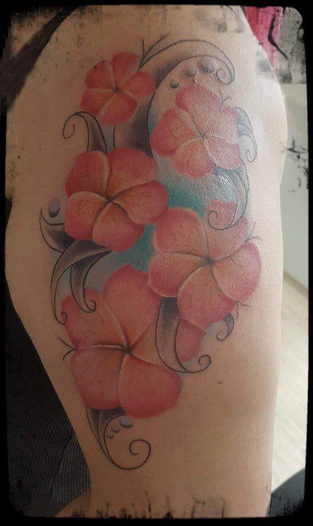 女生大腿上彩绘渐变简单线条小清新植物花朵刺青图案图片