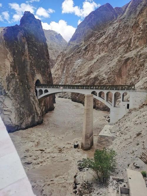 怒江大桥烈士桥墩 图虫:dj撒加