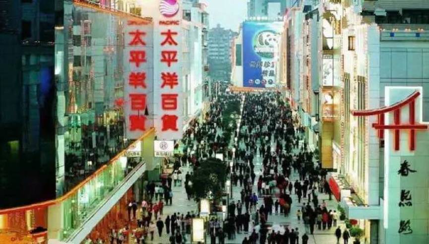 1997年 2017年 ▼ 春熙路 成都金街,近20年迎来高速发展,是仅次于