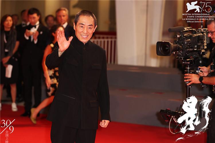 张艺谋导演红毯照而作为威尼斯展映电影中唯一的华语电影,《影》全球