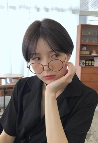 戴眼镜的女生短发发型 修剪适合自己的短发造型