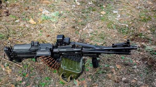 胡塞武装的新武器无托pkp机枪配五百发弹链背包俄军都没这么玩过