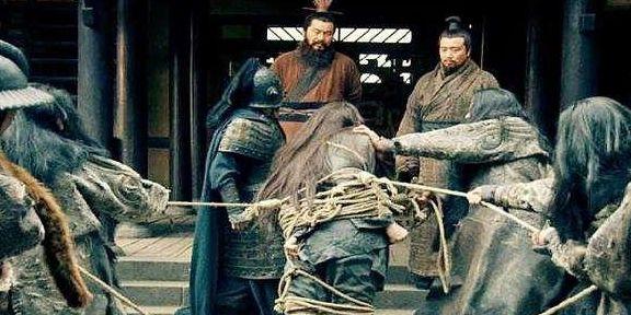 吕布是三国第一猛将,曹操为什么要杀他?为何要先勒死再砍头呢?