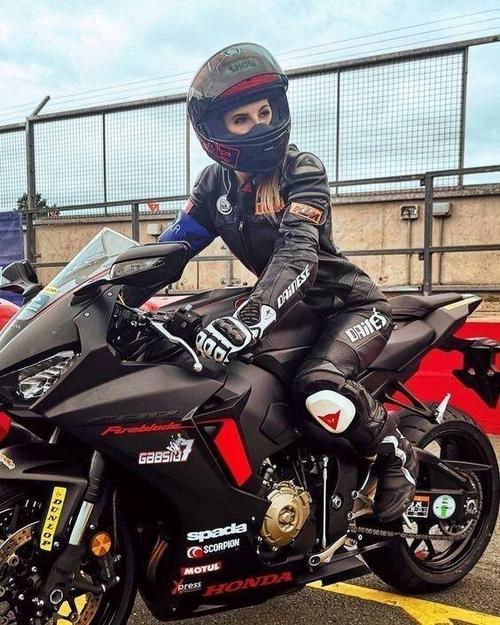 摩托女骑手还是那么酷2