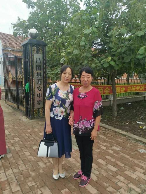 万安中学78届毕业生,在2017年7月23日师生大聚会,团聚